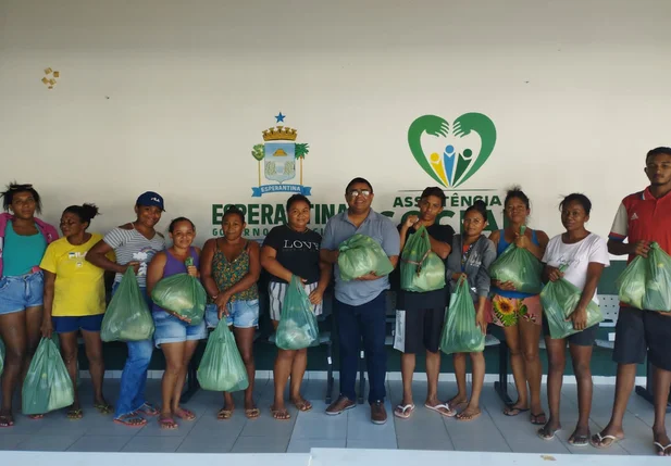 Assistência Social entrega alimentos para famílias em Esperantina