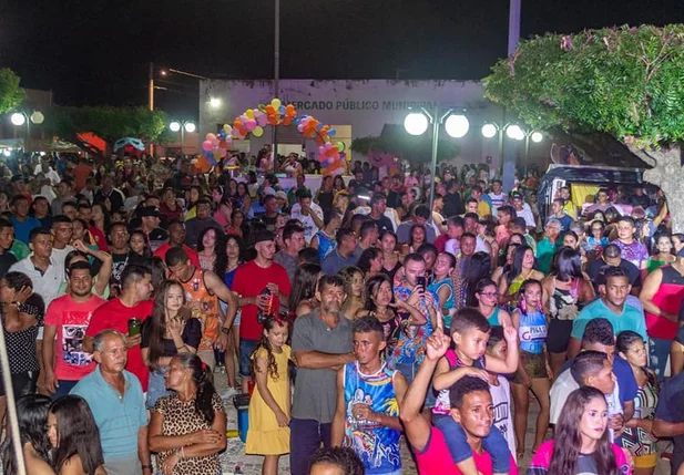 Prefeitura de Joaquim Pires leva multidão a folia no Carnaval