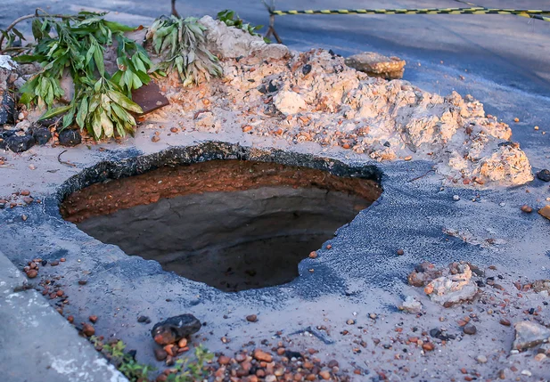 Motoristas denunciam abertura de cratera na UFPI