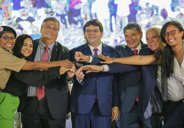 Ministro Flávio Dino e Rafael Fonteles entregam viaturas para a PM-PI