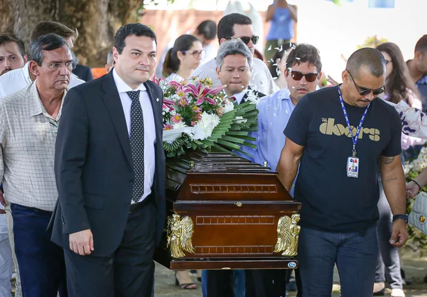 Celso Barros Coelho é sepultado na zona Norte de Teresina