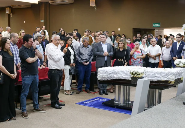 Corpo de Celso Barros Coelho é velado na sede da OAB em Teresina