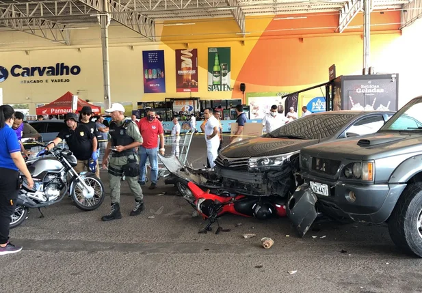 Idoso colide em veículos no estacionamento de supermercado na Kennedy