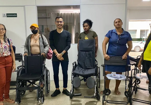 Secretaria de saúde faz a entrega cadeira de rodas em Esperantina