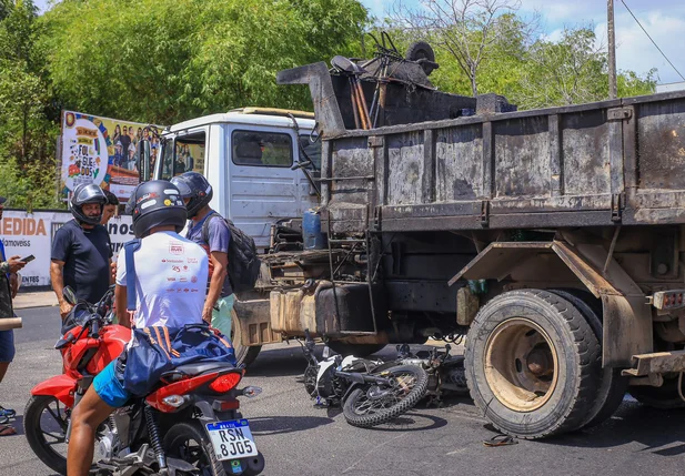 Acidente entre caminhão e moto deixa um morto em Teresina