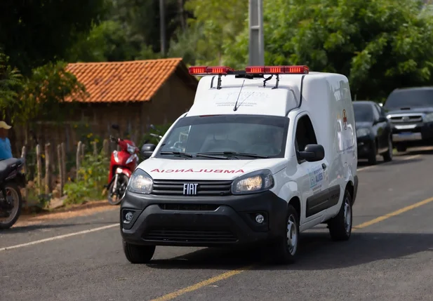 Prefeitura de Miguel Alves entrega ambulância para a zona rural