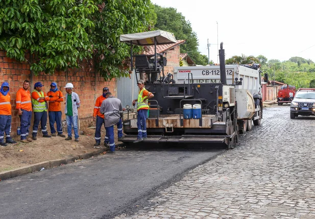 Rafael Fonteles visita obras de asfaltamento em Teresina