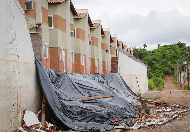 Muro de condomínio desaba durante chuva na zona leste de Teresina