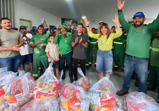 Prefeitura de Esperantina entrega cestas básicas para os garis