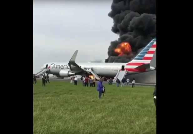 Avião pega fogo com 161 pessoas dentro do aeroporto de Chicago