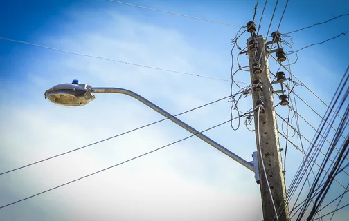 Poste de energia com o fio quebrado