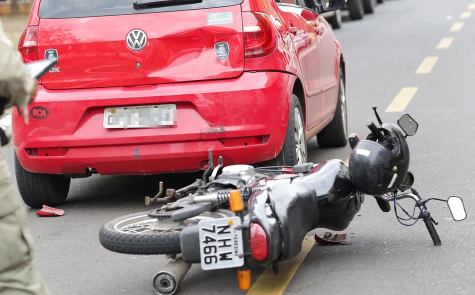 Acidente envolveu um carro e uma motocicleta