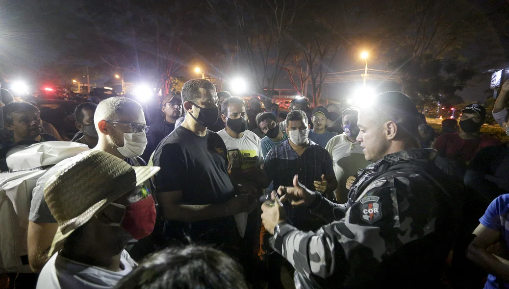 Manifestantes e polícia militar