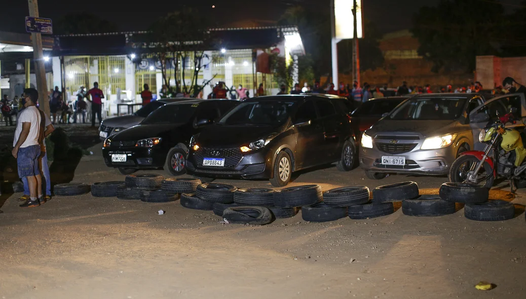 Motoristas fecham saída de veículos do terminal de petróleo