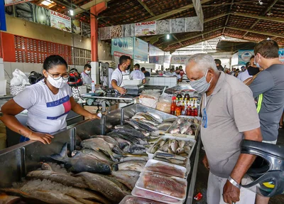 Consumidor fazendo compras no Mercado do Peixe