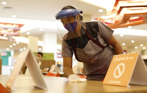 Trabalhadores do setor de bares e restaurantes.