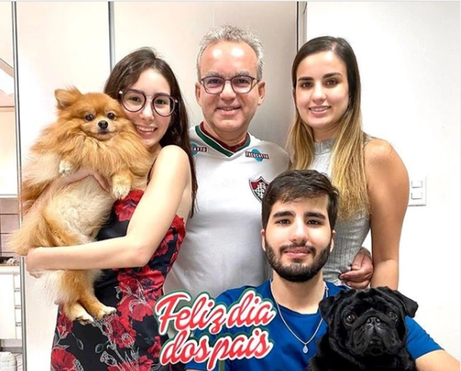 Firmino Filho ao lado de seus filhos Bárbara, Bruno e Cristina