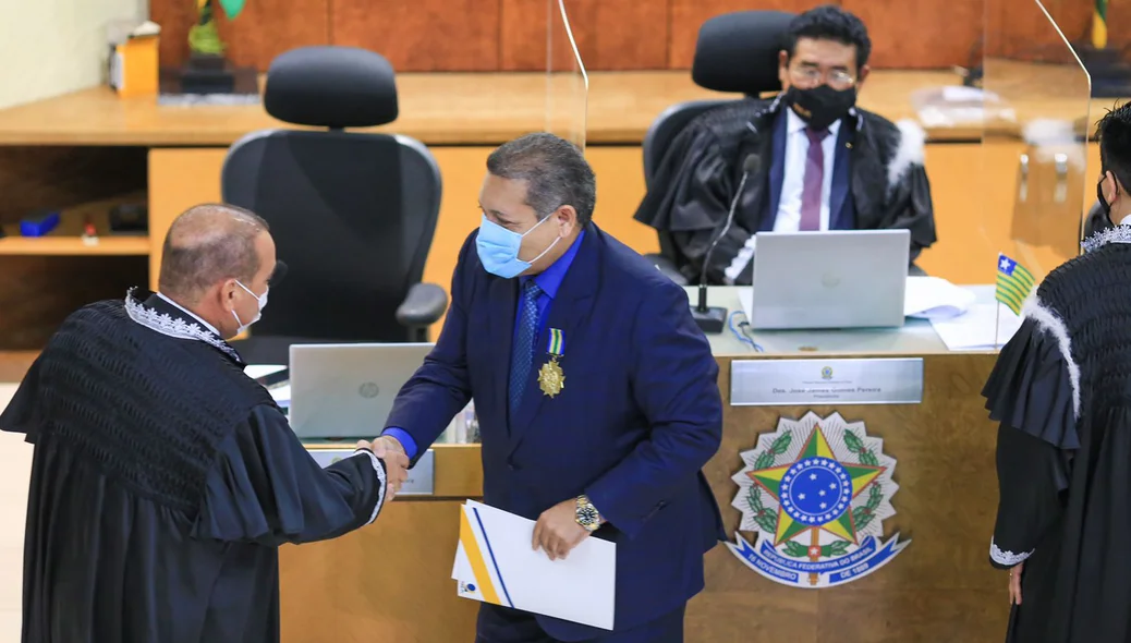 Nunes Marques recebendo medalha no TRE