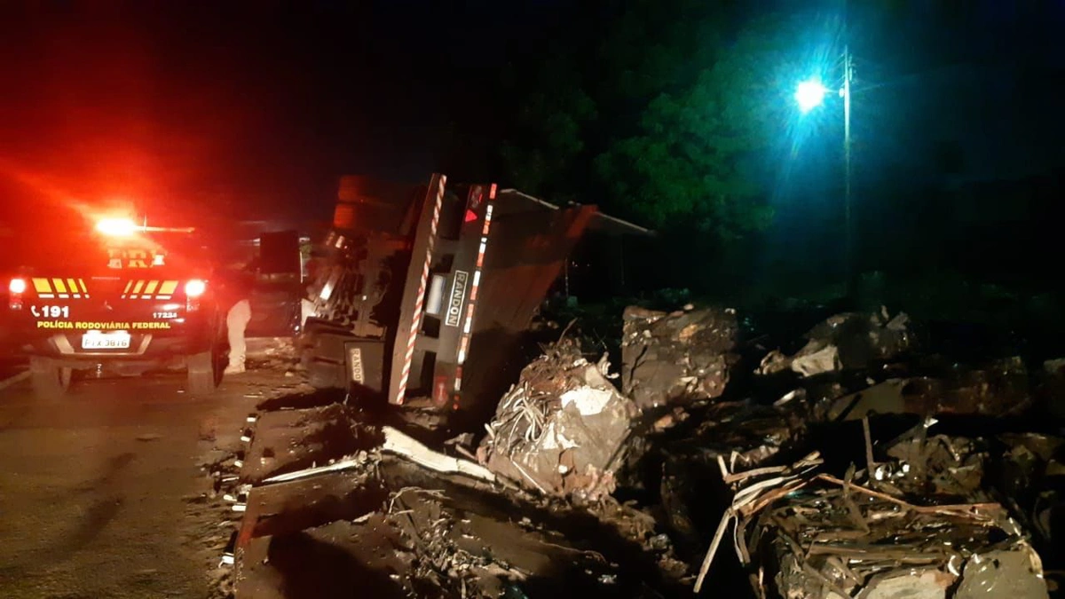 Caminhão tomba na BR 343 na cidade de Piripiri