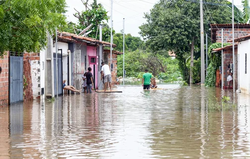 Moradores da Vila Apolônio precisaram sair de suas casas devido às fortes chuvas em Teresina