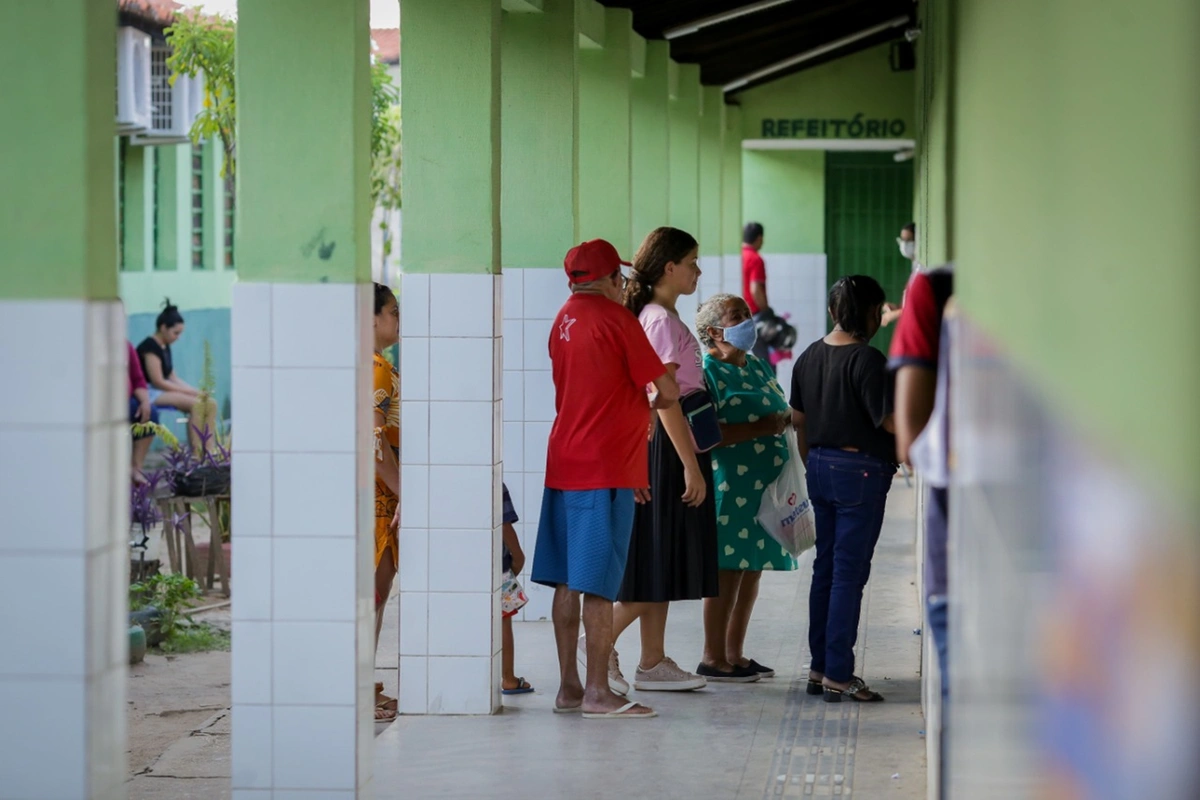 Eleitores aguardando para entrar na sessão