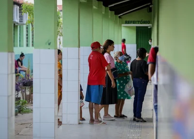 Eleitores aguardando para entrar na sessão