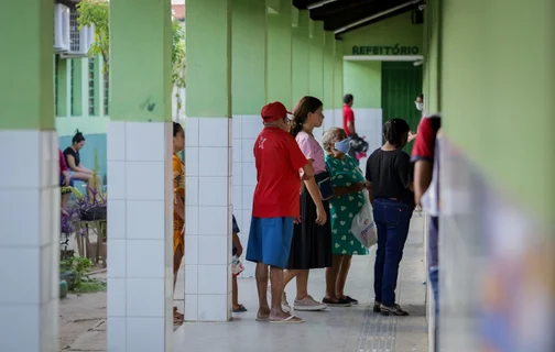 Eleitores aguardando para entrar na sessão