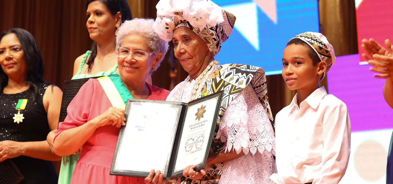 Regina Sousa entrega medalha de honra a homenageada