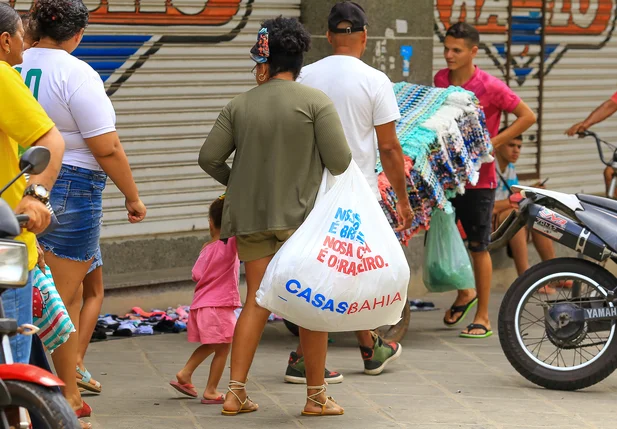 População vai às compras