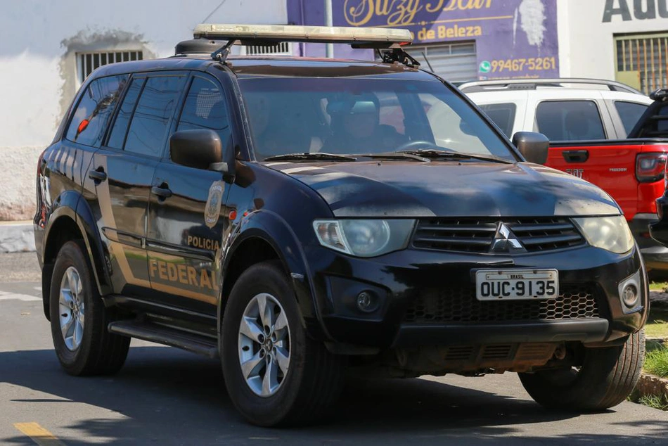 Viatura da Polícia Federal em campo