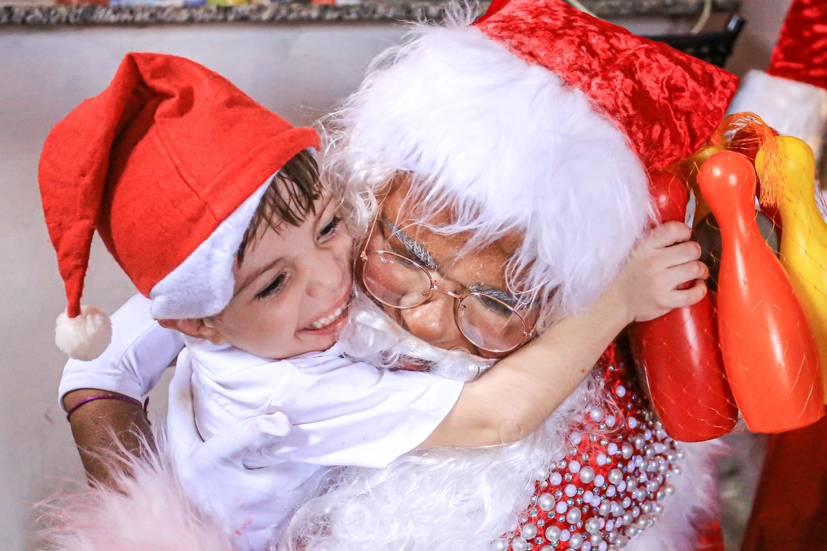 Criança feliz com a visita do Papai Noel