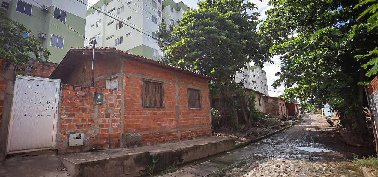 Edilson mostra água do esgoto do condomínio que está passando por cima da Rua Boa Esperança