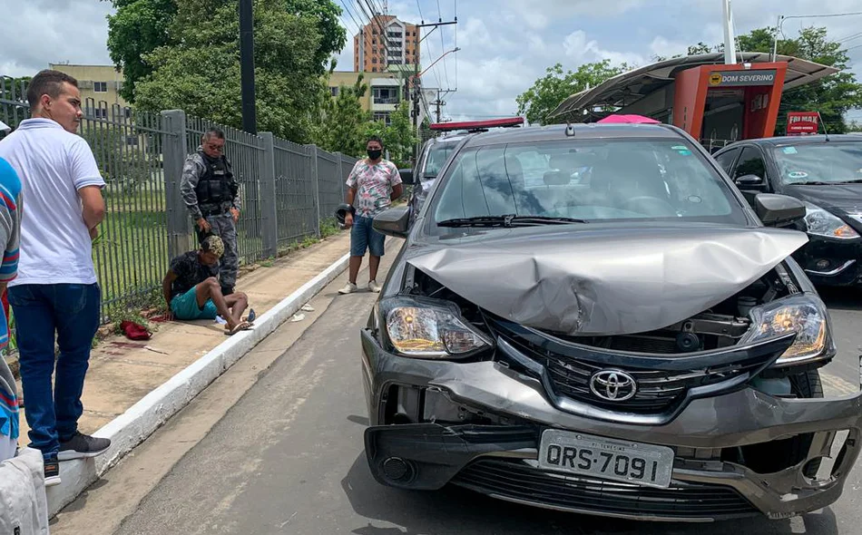 Bandidos abandonaram carro após acidente na zona Leste de Teresina