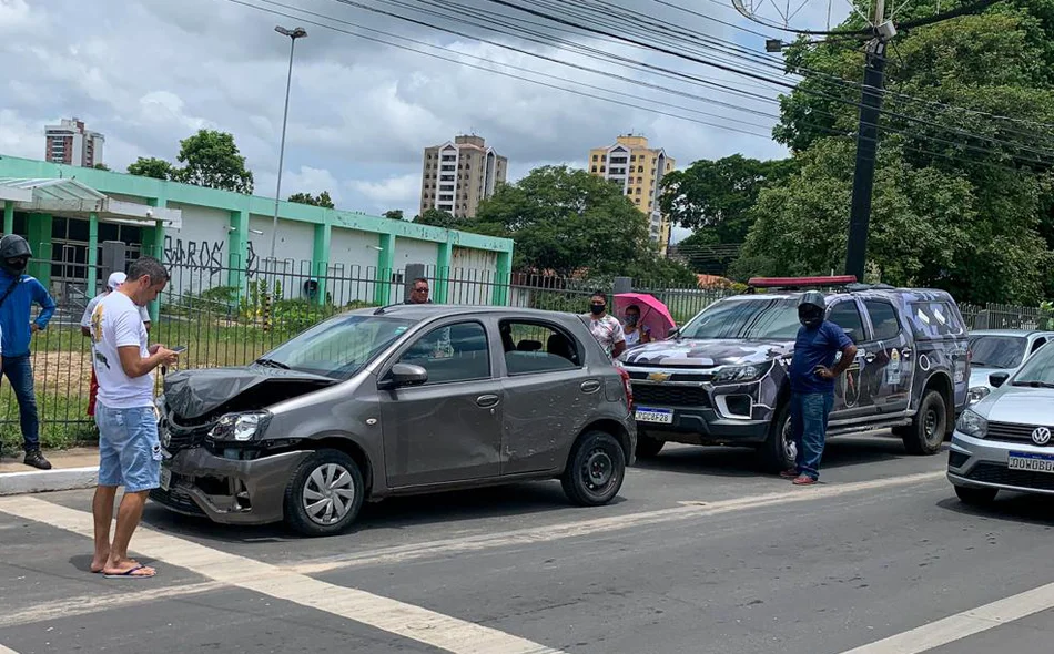 Carro roubado se envolveu em acidente na Av. Presidente Kenedy