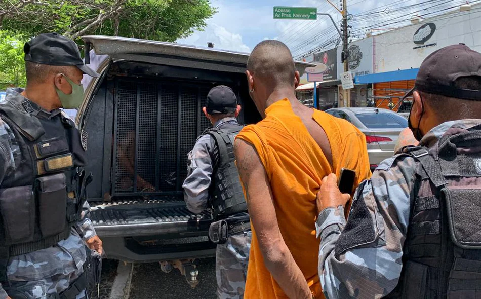 Preso sendo conduzido para a viatura