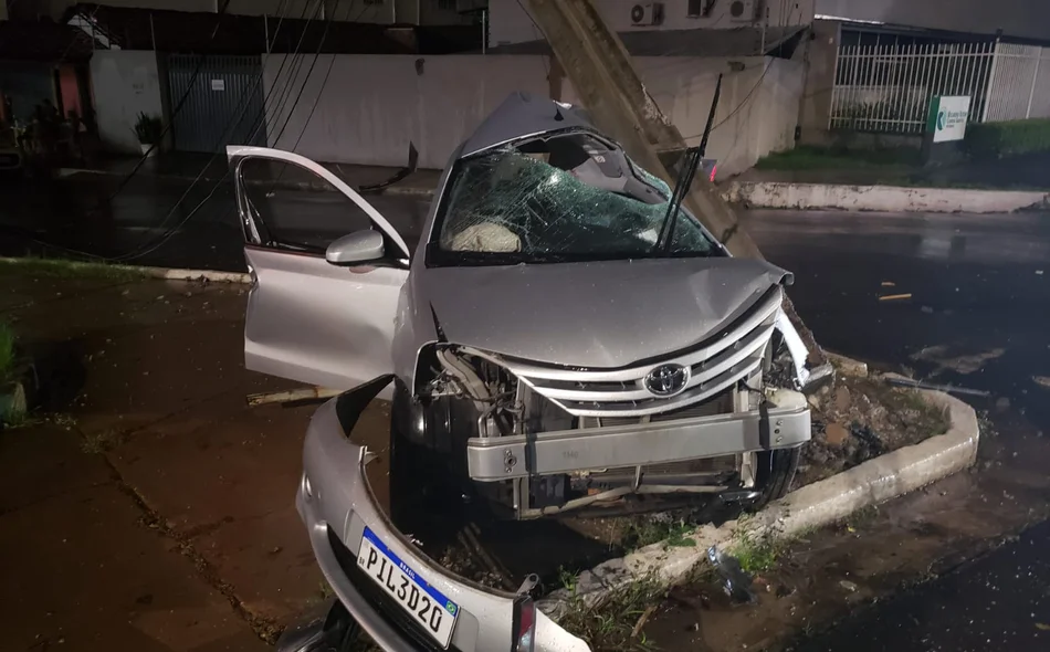 Carro ficou destruído