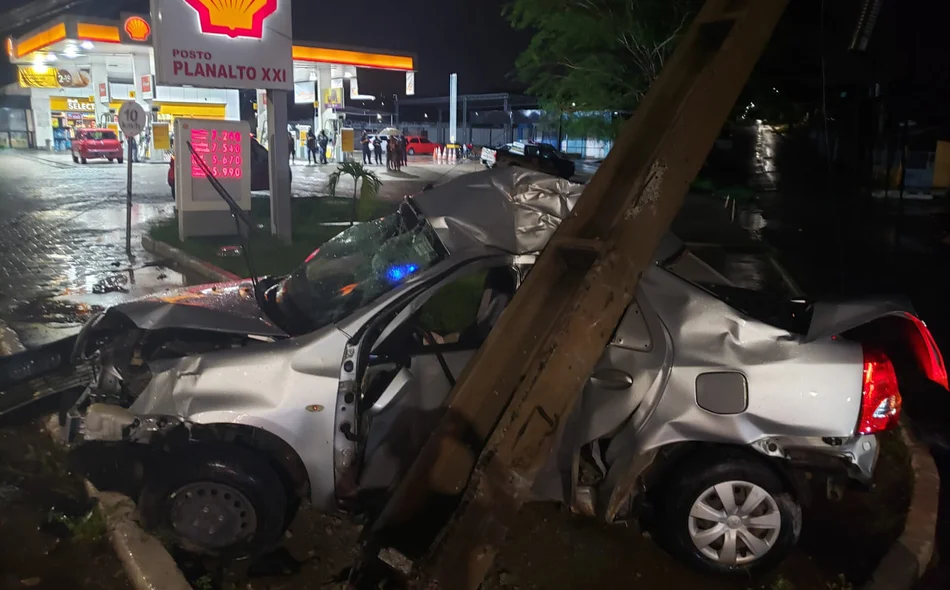 Duas pessoas estavam no carro