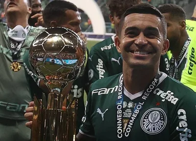 Dudu com a taça da Recopa, seu sétimo troféu pelo Palmeiras