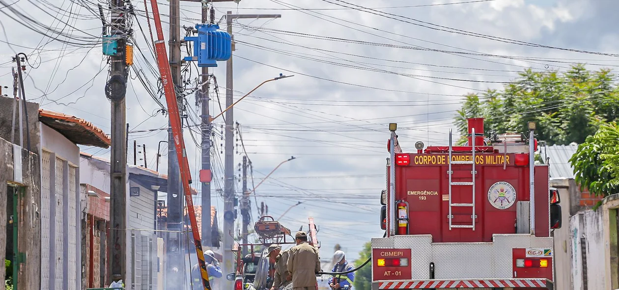 Corpo de Bombeiros e Equatorial no local da ocorrência