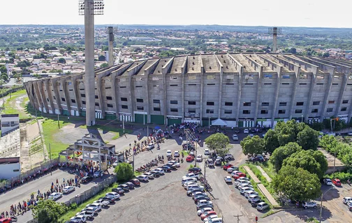 Estádio Albertão com longa fila para venda de ingressos