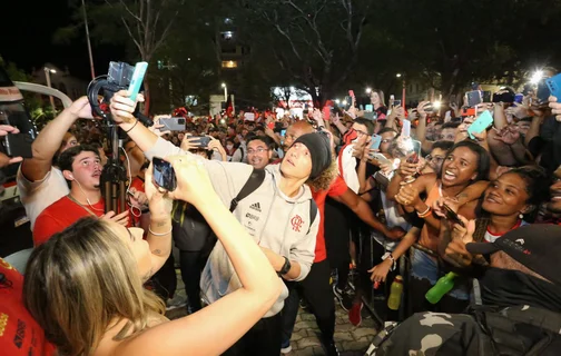 Jogador David Luiz tira foto com os torcedores