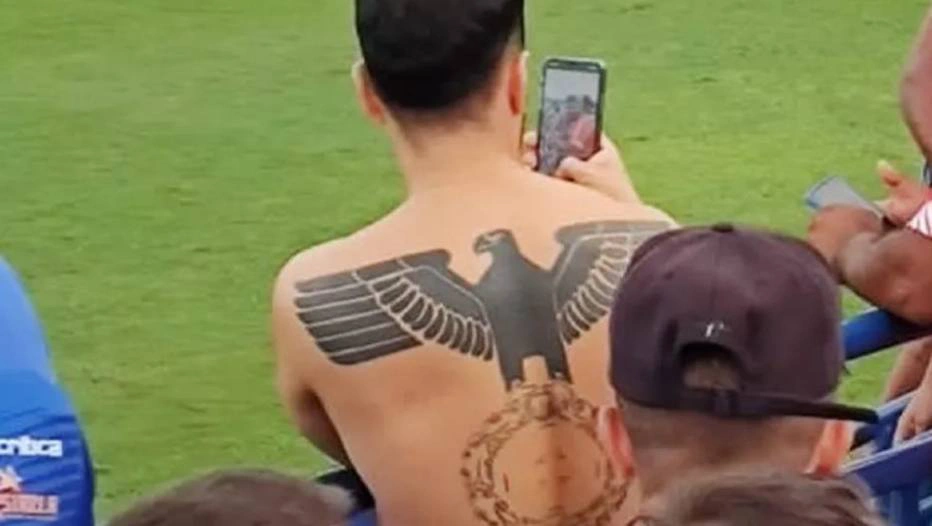 Torcedor é flagrado exibindo tatuagem nazista em jogo do São Raimundo-AM