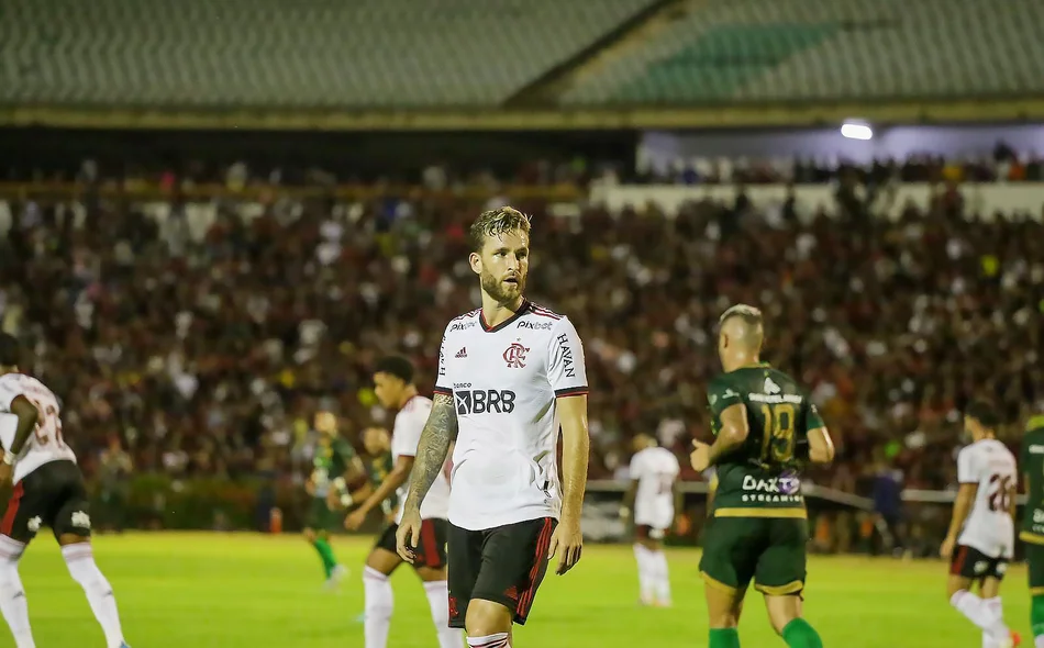 Lances do jogo Flamengo e Tiradentes no Albertão