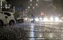 Motociclista fica ilhado durante chuva