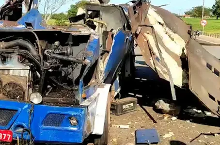 Carro explodido pelos criminosos