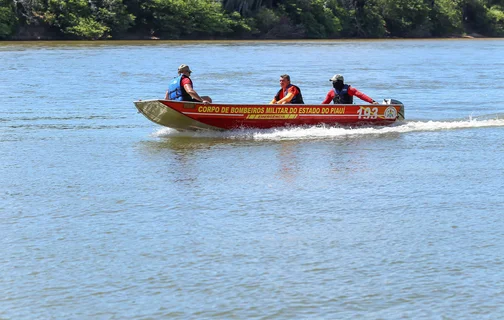 Equipe de bombeiros em buscas no Rio Parnaíba