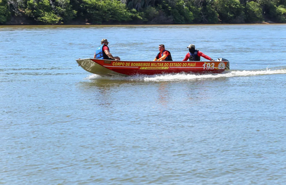 Equipe de bombeiros em buscas no Rio Parnaíba