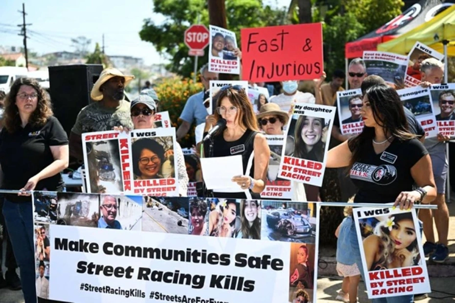 Lili Trujillo Puckett, fundadora da Street Racing Kills (Corrida de Rua Mata, em tradução livre), fala ao lado de moradores locais do durante um protesto contra filmagens