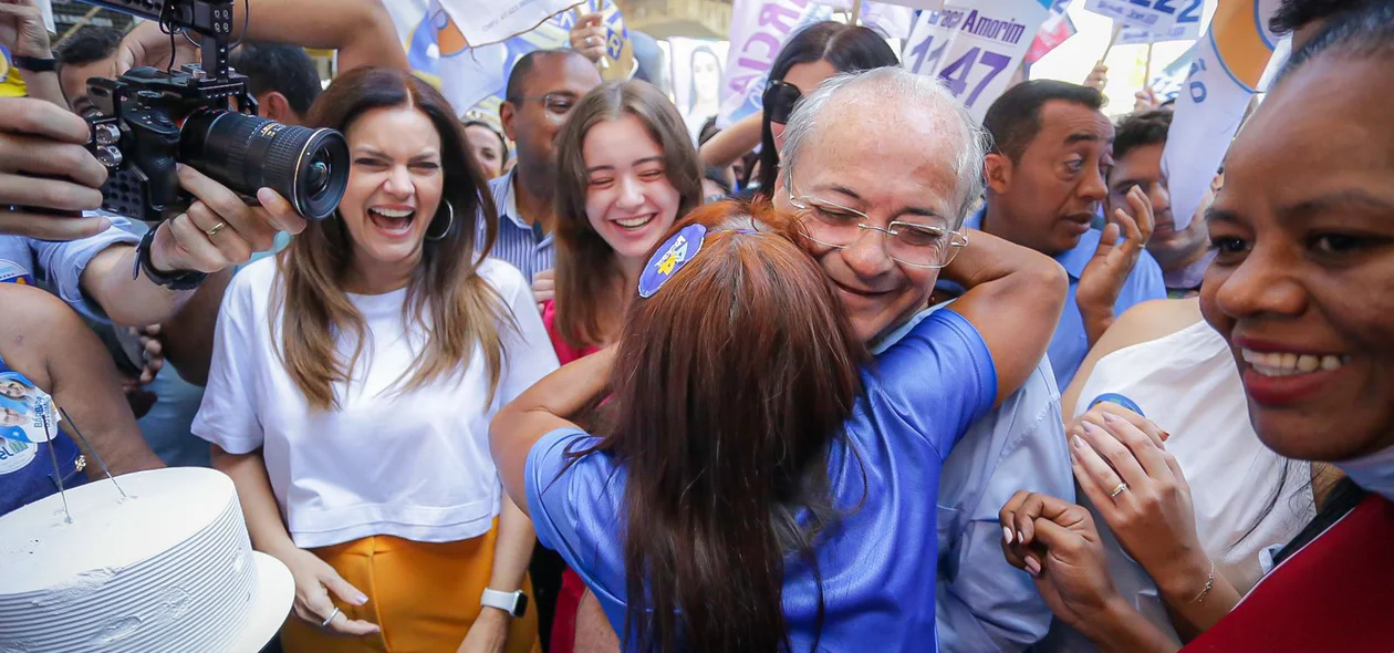 Sílvio Mendes abraça criança