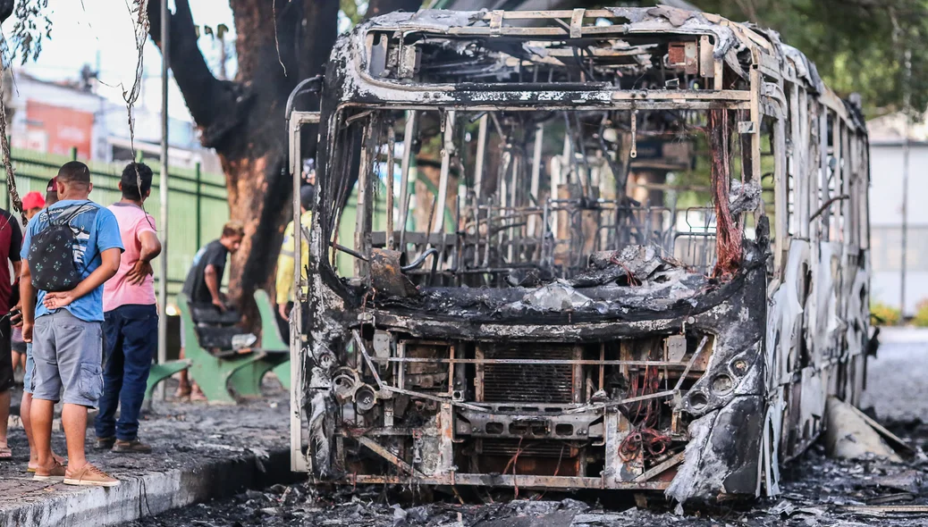 Além dos passageiros, o incêndio assustou populares